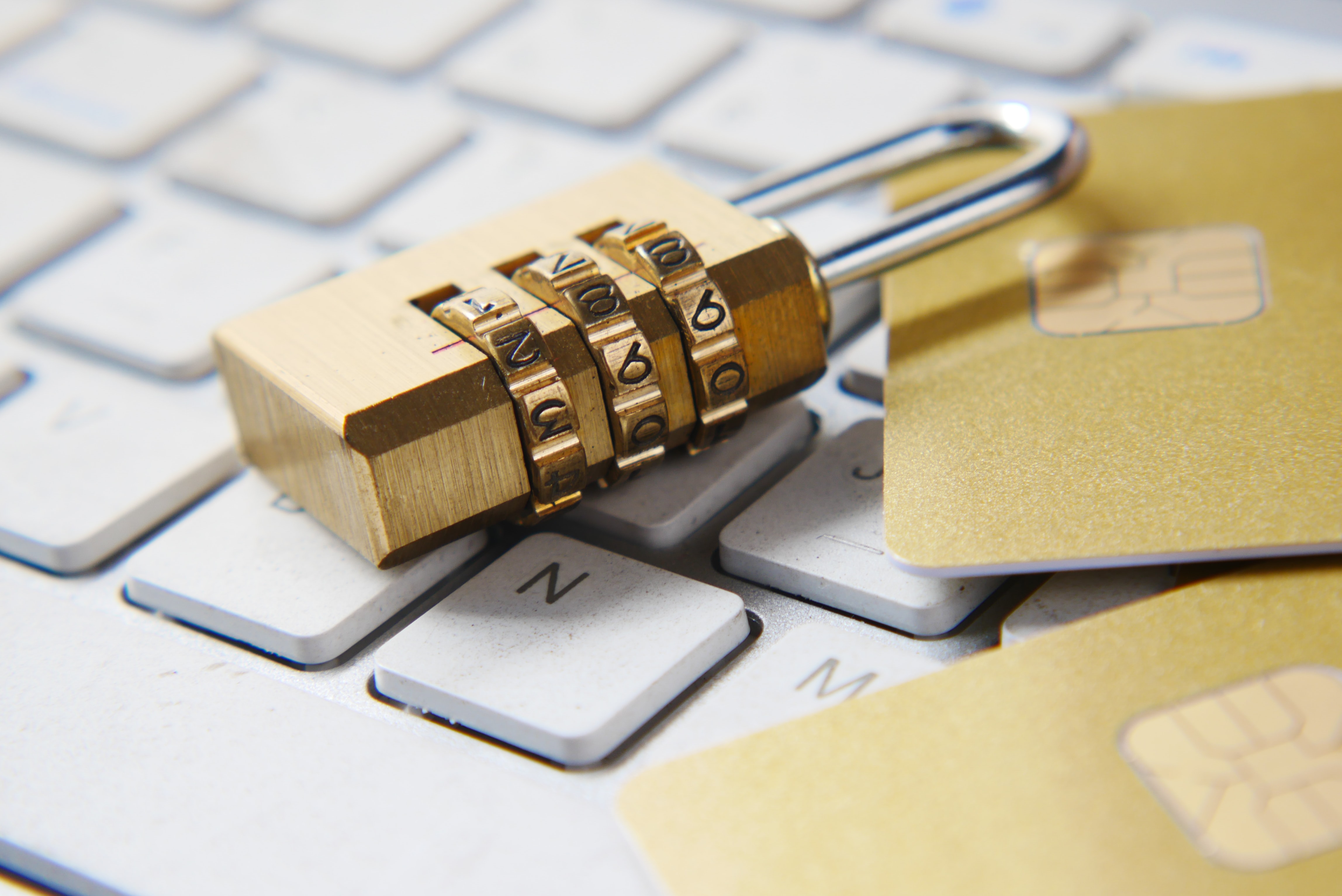 Crea delle password complicate per accedere ai siti internet o, meglio, utilizza l'autenticazione a due fattori.