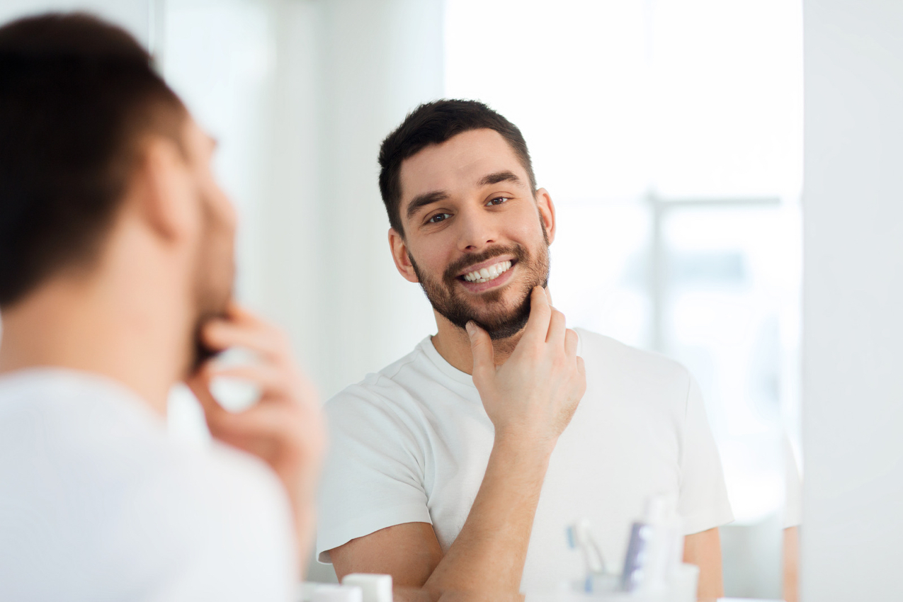 Esplora l'ispirante immagine di una persona riflessa in uno specchio, simbolo di introspezione e opportunità di cambiamento. Cattura il potente momento di consapevolezza e decisione mentre la persona prende in mano la propria vita per invertire la rotta. Scopri il significato dietro ogni dettaglio e lasciati motivare verso il successo personale attraverso l'autenticità e la volontà di cambiare.